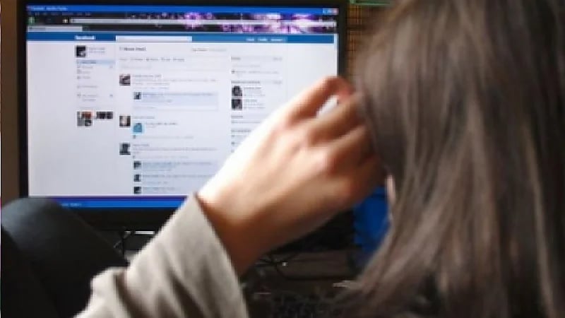 سقوط فتاة مصرية دمرت 20 أسرة وابتزتهم بصور ورسائل