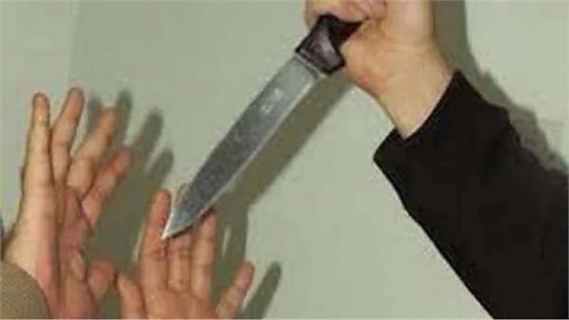 خمسيني يطعن زوجته بسلاح أبيض ويفر هاربا لسبب غريب 