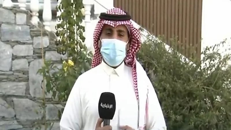 شاهد.. وفد من الحياة الفطرية يزور منزل المواطن المصاب من قرود البابون في الباحة 