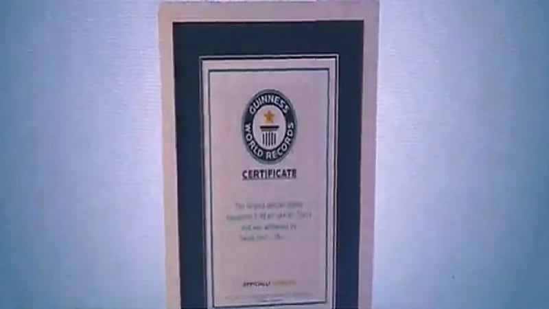 بالفيديو.. البريد السعودي يدخل موسوعة غينيس بأكبر طابع بريدي في العالم