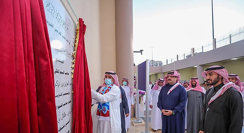 وزير الرياضة يفتتح منشأة نادي أبها