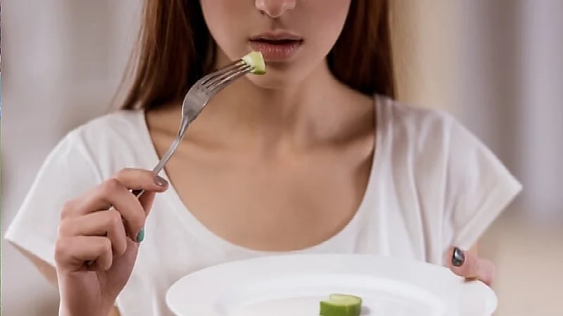 بالفيديو.. أخصائي تغذية: المزاج السيء علامة على سوء التغذية