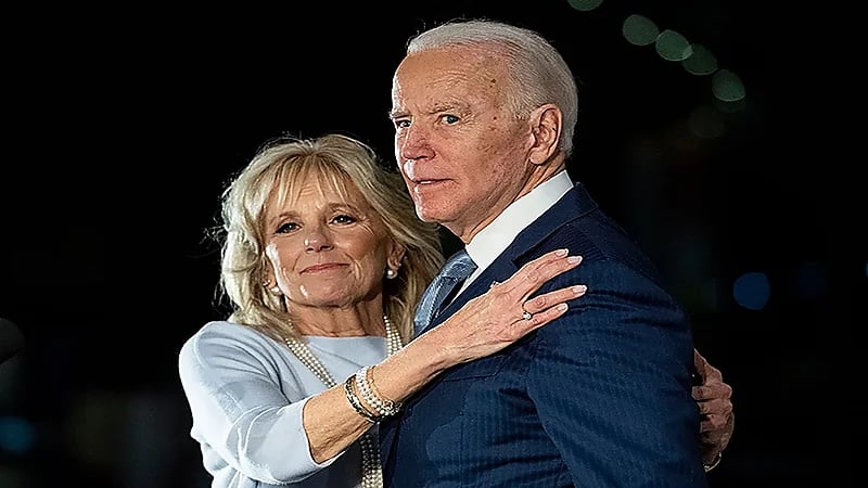 بالفيديو.. زوجة بايدن تتدخل وتنقذ زوجها من موقف محرج