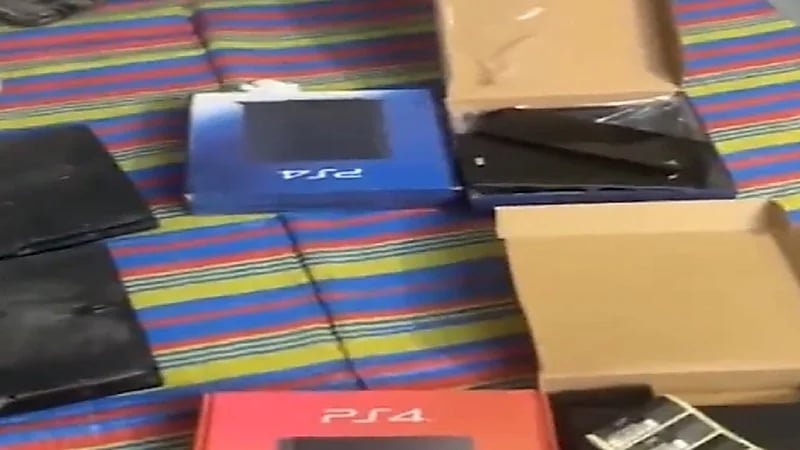 بالفيديو.. ضبط وافدين حولوا شقة سكنية إلى معمل لإعادة تصنيع البلايستيشن