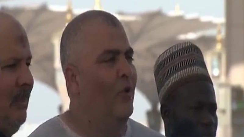 شاهد.. معتمرون مصريون يعبرون عن مشاعر الطمأنينة والروحانية التي تعم أرجاء المسجد النبوي