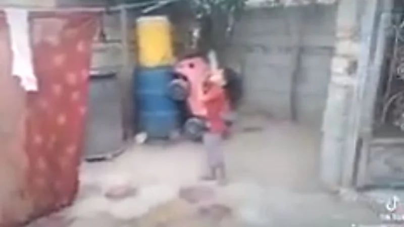 شاهد.. أب يطلق النار على زجاجة في فم طفلته 