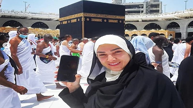 بالصور.. روجينا تثير غضب جمهورها بإعلان من أمام الكعبة