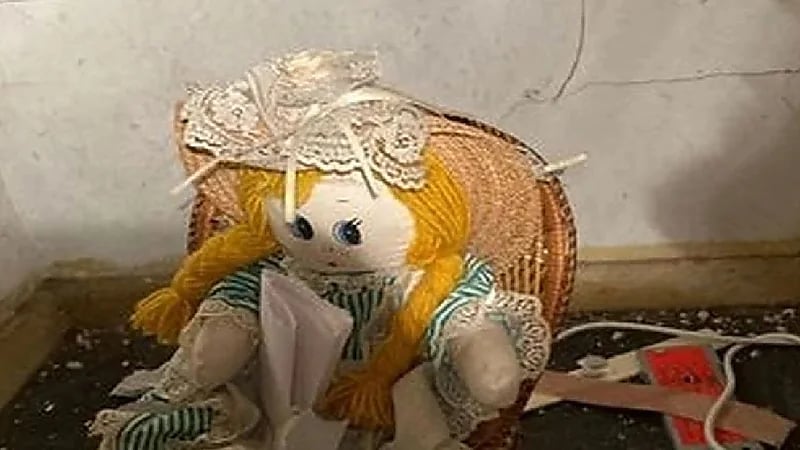 معلم يعثر على دمية ورسالة مخيفة خلف جدران منزله الجديد