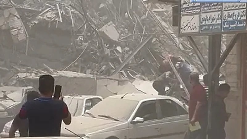 بالفيديو.. انهيار مبنى تجاري ضخم في إيران