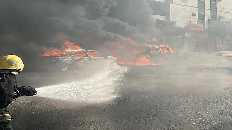 إصابة شخصين إثر حريق في مركبتين بحي النزهة