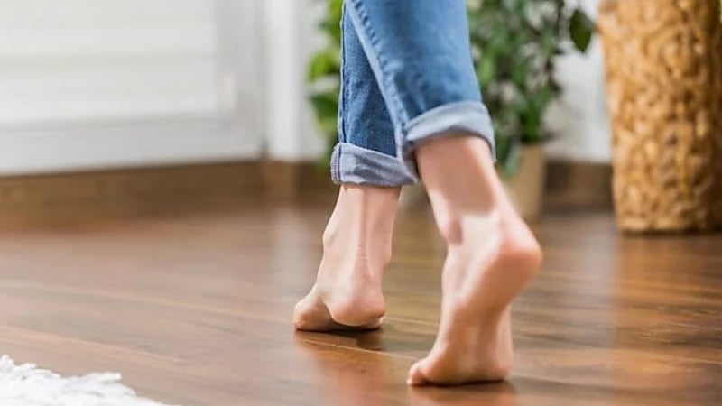 خبراء ينصحون بعدم ارتداء الحذاء لفترات طويلة بالمنزل