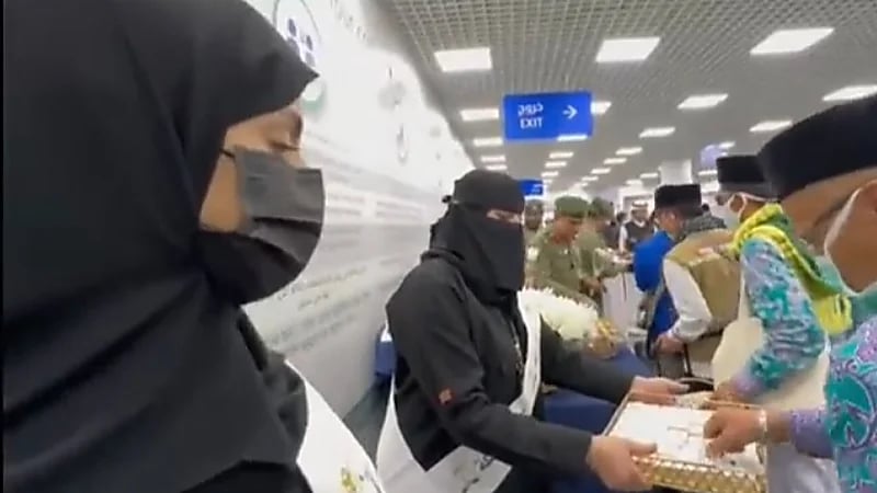 بالفيديو.. فريق الترحيب من منسوبات ⁧‫الجوازات‬⁩‬⁩ يستقبل إحدى حملات الحج