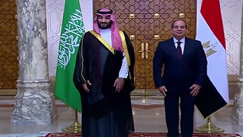 بالفيديو والصور.. مراسم استقبال رسمية لولي العهد في قصر الاتحادية في القاهرة