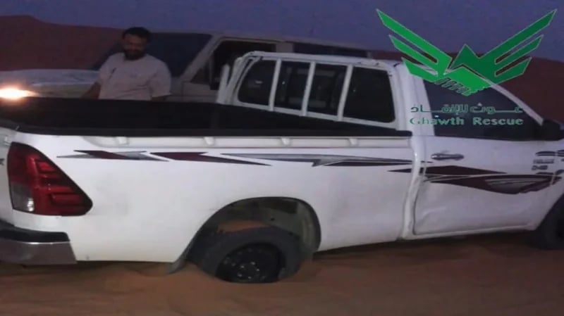 بالفيديو.. مركبة عالقة برمال منتزه حفيرة