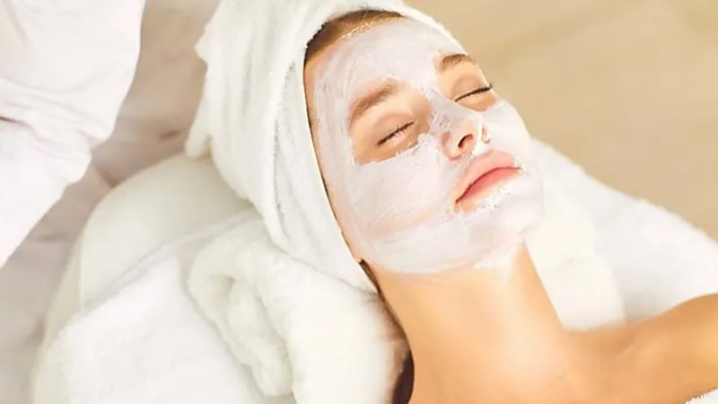 فوائد الزبادي للبشرة وكيفية استخدامه كمعالج طبيعي