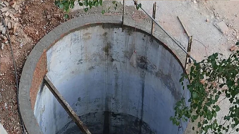 امرأة تلقى مصير الطفل ريان بعد سقوطها في بئر