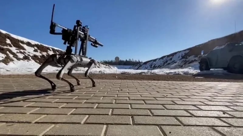 بالفيديو.. كلب آلي يثير الرعب بسبب استخدامه لمدفع رشاش