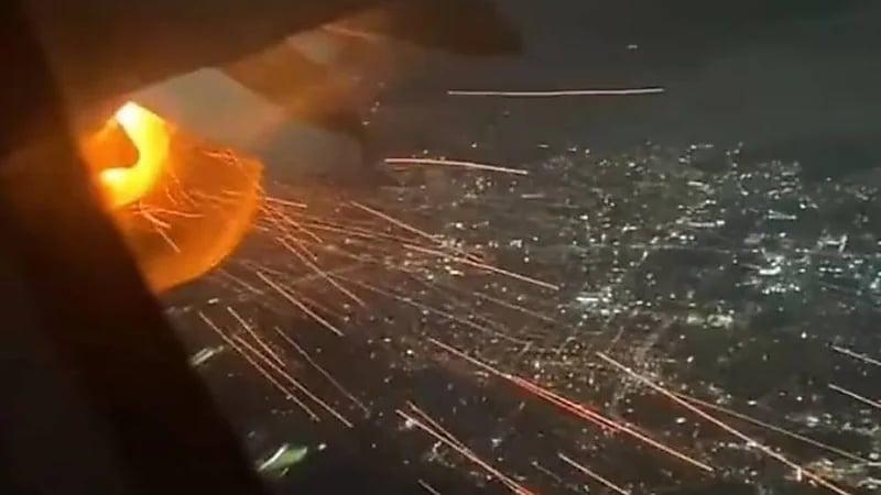 بالفيديو.. لحظة اشتعال النيران في محرك طائرة