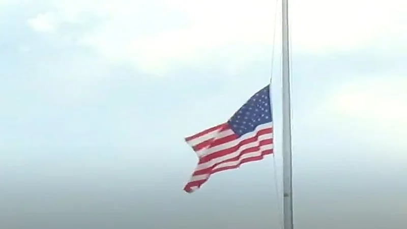 شاهد.. البيت الأبيض ينكس الأعلام الأمريكية حدادا على وفاة ملكة ‎بريطانيا 