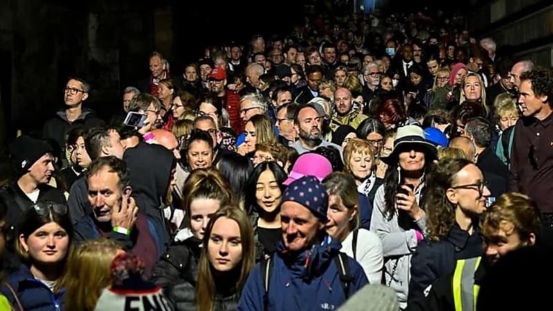 شاب يتحرش بفتاتين في عزاء الملكة إليزابيث