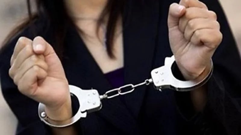 "أم" تقيد طفلتها بالحبال في مشهد صادم