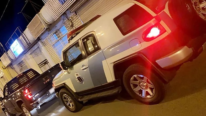 ضبط متهور قاد مركبته دون الجلوس على مقعد السائق بعسير