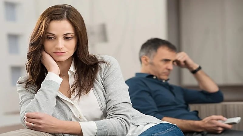 بالفيديو.. أسباب ظهور "الفراغ العاطفي" بين الزوجين