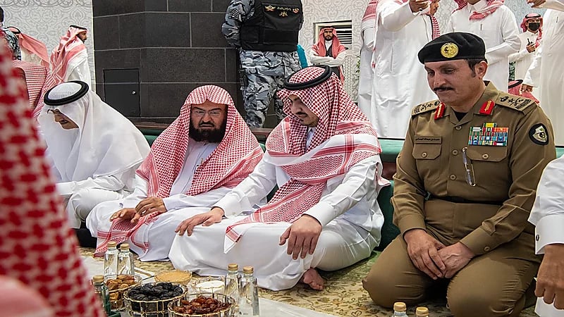 صور.. نائب أمير مكة يشارك رجال الأمن في المسجد الحرام تناول الإفطار
