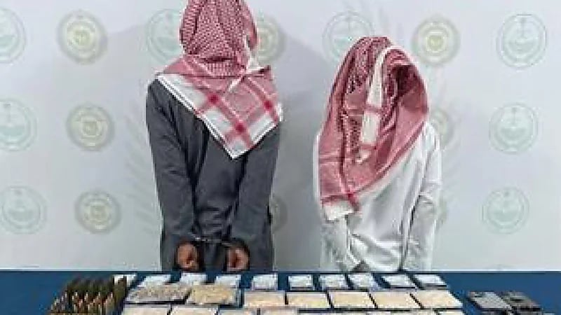 ضبط مواطنين لترويجهما 14 ألف قرصًا من مادة الإمفيتامين المخدر بالقنفذة