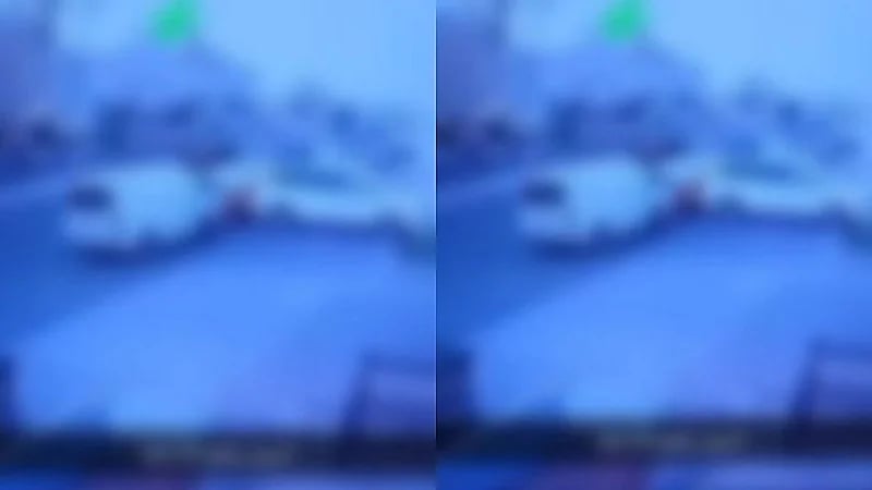 المرور يباشر حادث انحراف مركبة عن مسارها إثر القيادة بسرعة عالية   .. فيديو