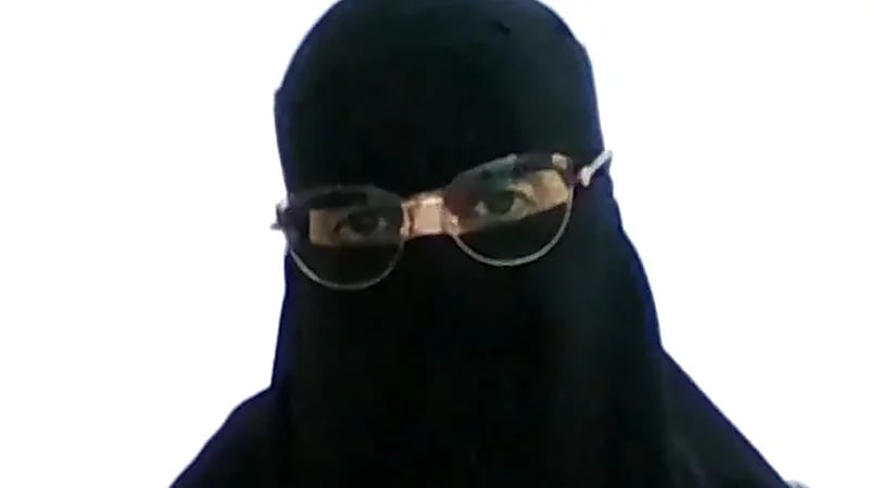 زوج يحول كامل راتبه لزوجته المبتعثة من أجل إكمال دراستها .. فيديو