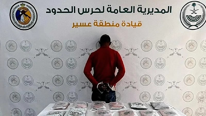 القبض على شخص لتهريبه 13 كيلوجرامًا من الحشيش المخدر بعسير