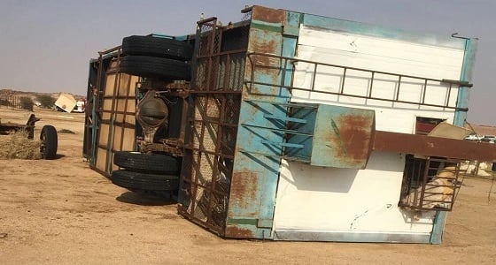 صور.. اقتلاع المظلات وتضرر السيارات إثر الأمطار الغزيرة في القصيم