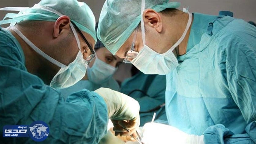 بالصورة.. استخراج 27 عدسة لاصقة من عين مريضة