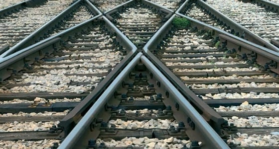 طريقة ذكية لتلميع قضبان القطارات بشكل سريع