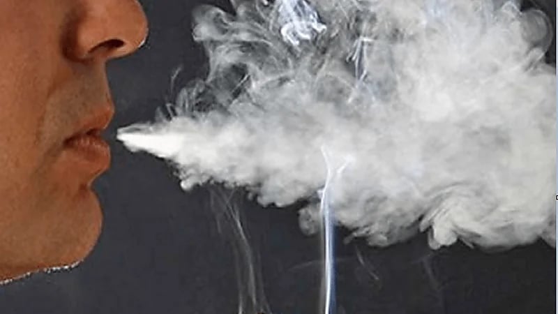 زوجة تخلع زوجها بعد نفخ دخان السجائر في وجهها