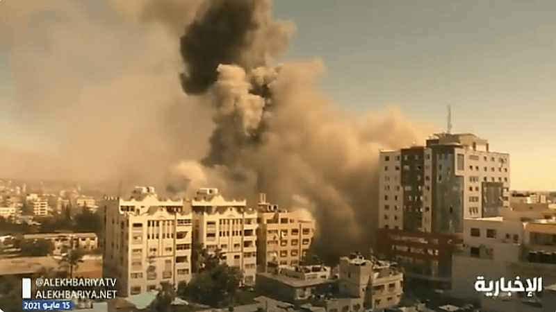 بالفيديو.. انهيار برج "الجلاء" في غزة بعد استهدافه بـ 4 صواريخ إسرائيلية