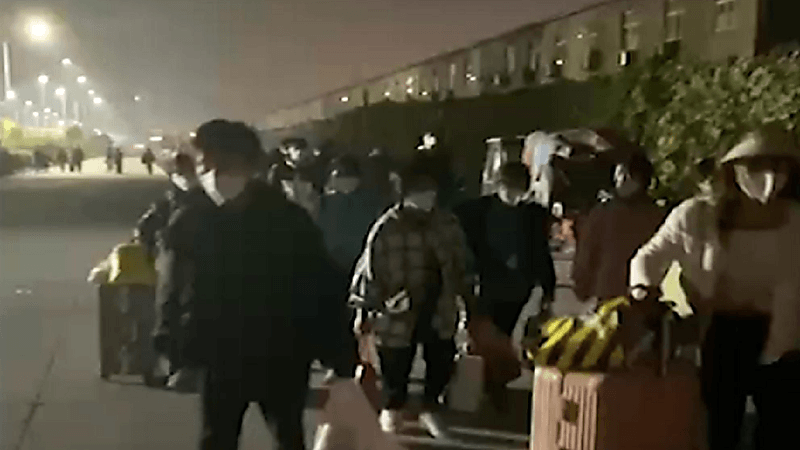 بالفيديو .. مواجهات بين الشرطة والعمال في أكبر مصنع آيفون بالصين