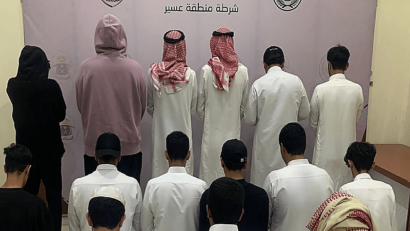 القبض على 15 شخصًا لمضايقتهم المارة والتعدي على مركبة رسمية بعسير