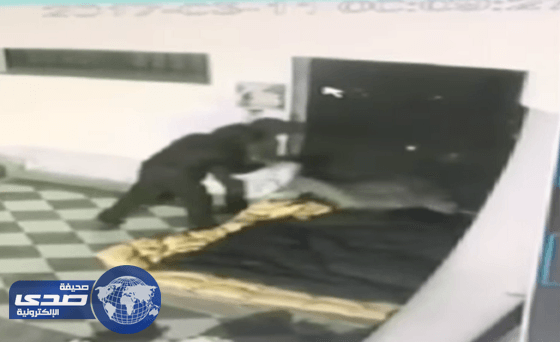 بالفيديو.. عامل محطة وقود يٌضرم النيران بعشيق زوجته