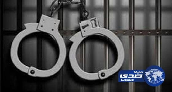 بالفيديو..القبض على أمرأة صينية هاجمت سيارة شرطة بساطور