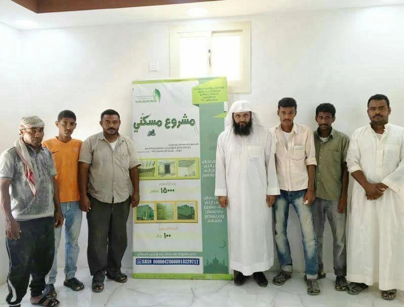 بالصور .. يمنيون يساعدون أسرة مستحقة بالحبيل