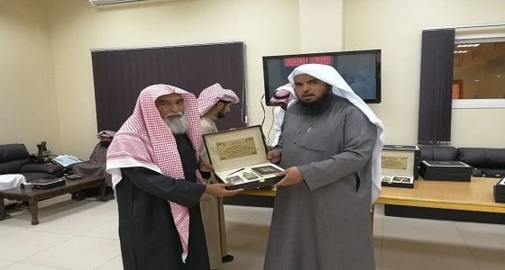 بالصور..وكيل المعهد العلمي في الأفلاج يكرّم زملائه في نهاية عمله الحكومي