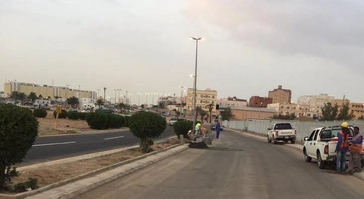 رصف شارع بجدة بسبب مرور  خالد الفيصل  وترك أجزاء تعاني من الإهمال يثير الغضب
