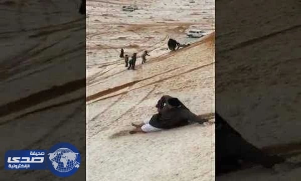 بالفيديو.. شباب القصيم يستمتعون بالتزحلق فوق جبال الثلج