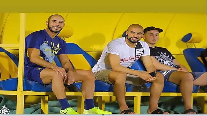 سفيان أمرابط يساند شقيقه "نورالدين" في تدريبات النصر قبل الكلاسيكو