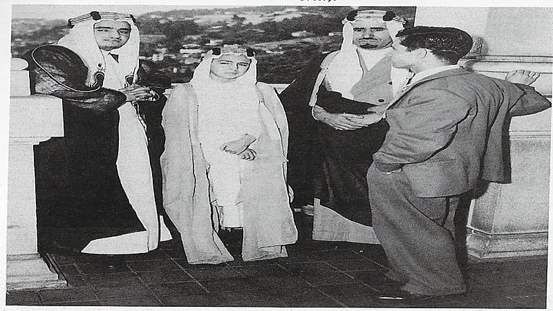 صورة نادرة تجمع الأمير محمد بن عبد العزيز وأخيه الملك فهد قبل 76 عاما