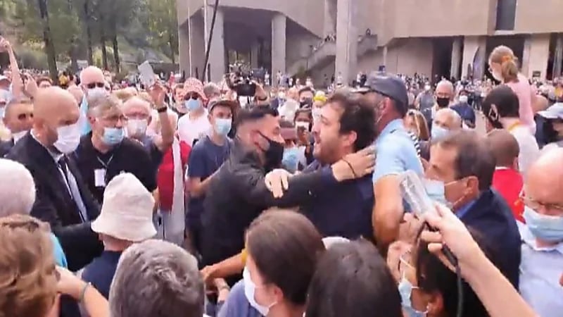 شاب يصرخ في وجه ماكرون ويصفه بالملحد "فيديو"