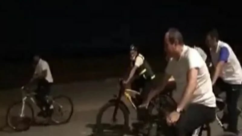 السيسي لأحد المجندين خلال جولة بدراجته الهوائية:"عيب هزعل منك"