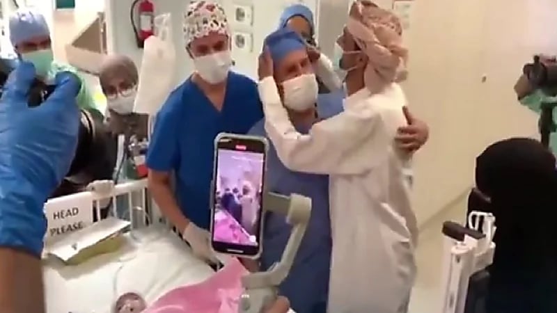 بالفيديو .. لحظة خروج الطفلة "عائشة"من غرفة العمليات بعد نجاح فصلها عن توأمها